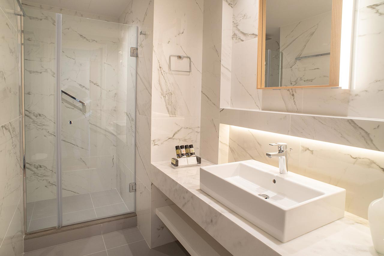 Executive-Suite-Bathroom